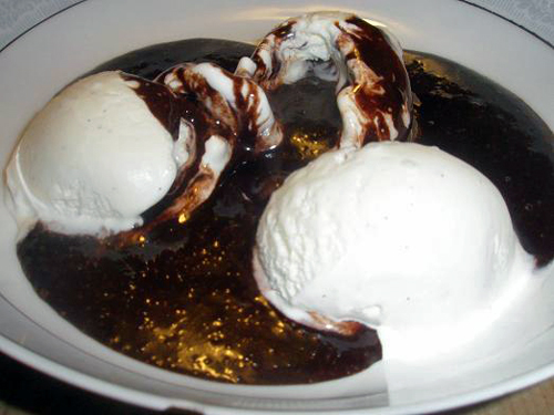 Vanilla ice cream with chocolate sauce